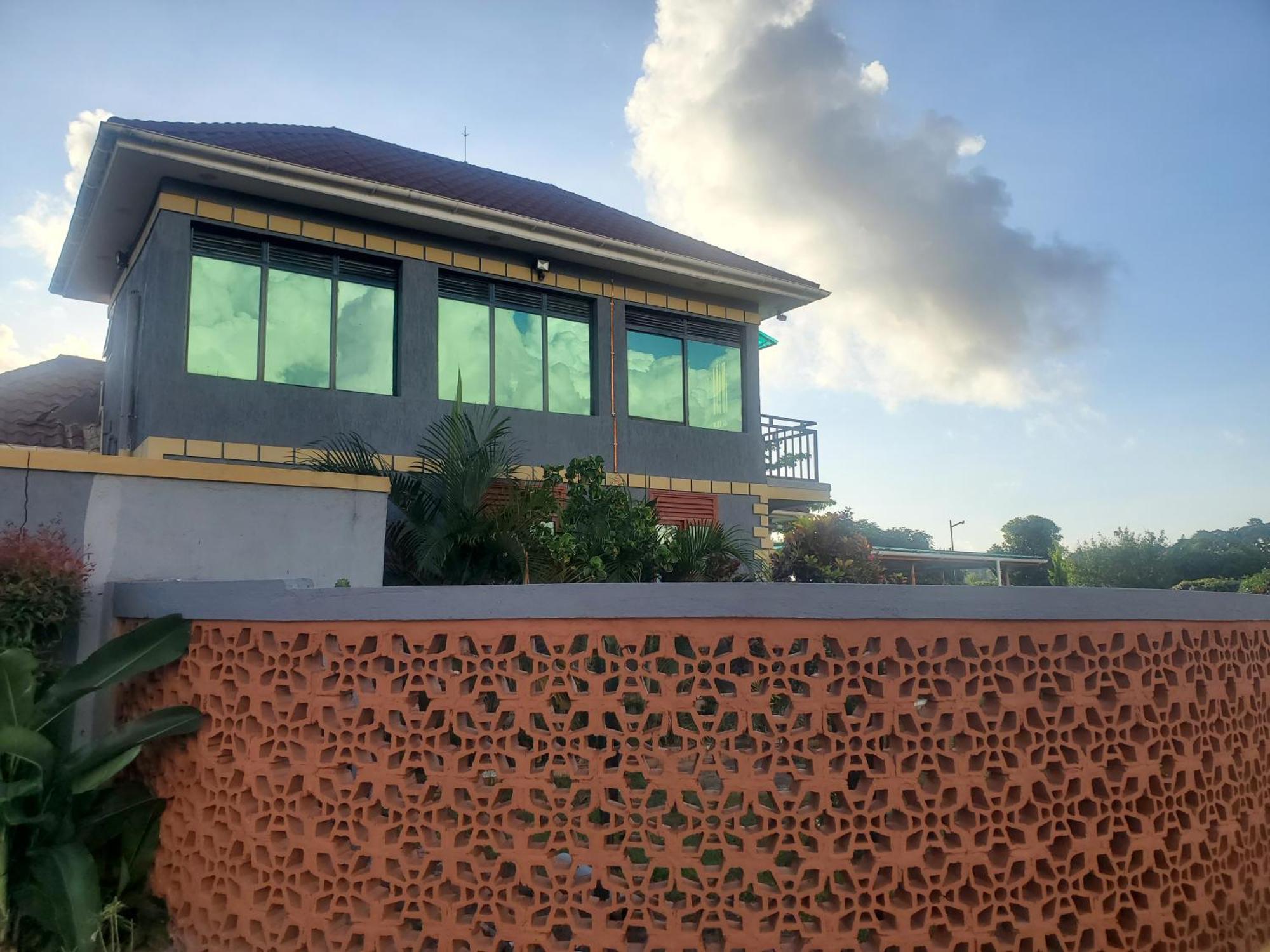 Gorilla African Guest House Entebbe Exterior photo